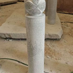 石家庄 芝麻白花岗岩石材挡车石柱、停车柱、圆柱挡车柱、方柱挡车柱等