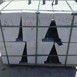 石家庄 芝麻白异形坐凳，石凳