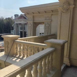 石家庄 黄金麻别墅外墙干挂雕花配合阳台栏杆花瓶柱