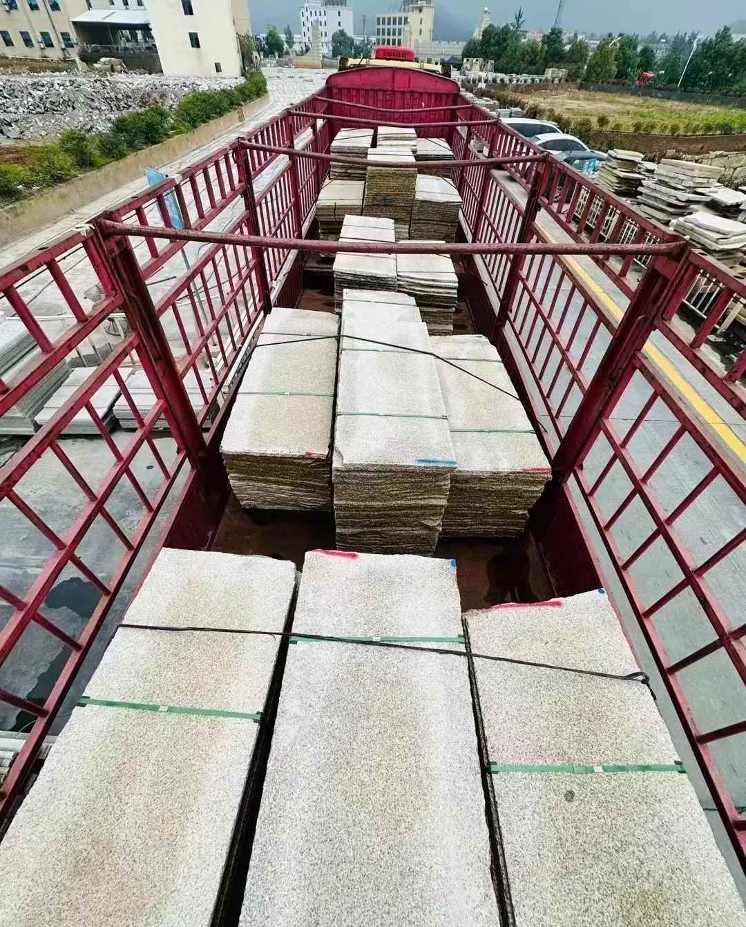 石家庄 黄金麻花岗岩荔枝面，光面毛板装车完成