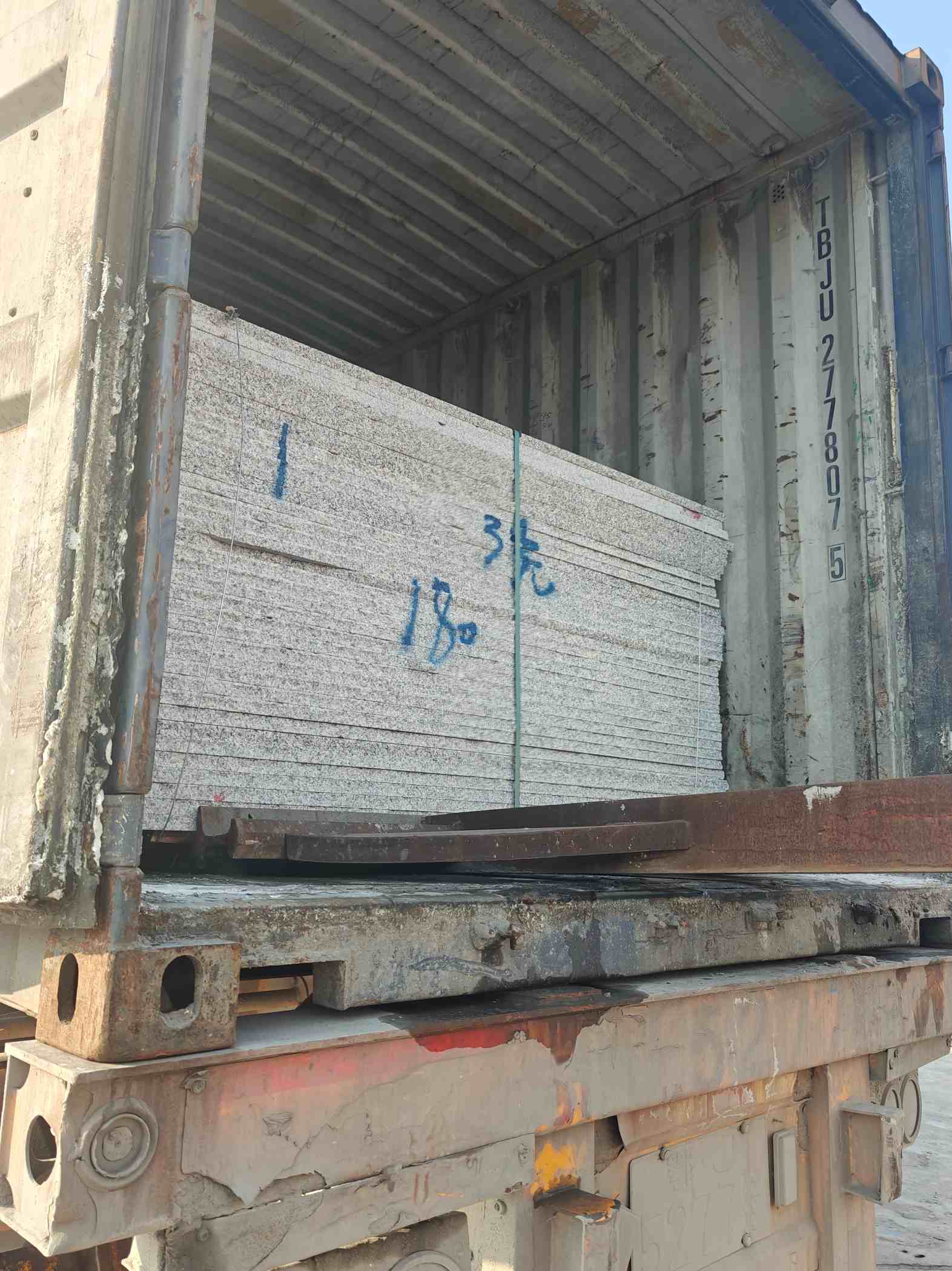 石家庄 芝麻白花岗岩石材3.0公分光面毛板装柜出货