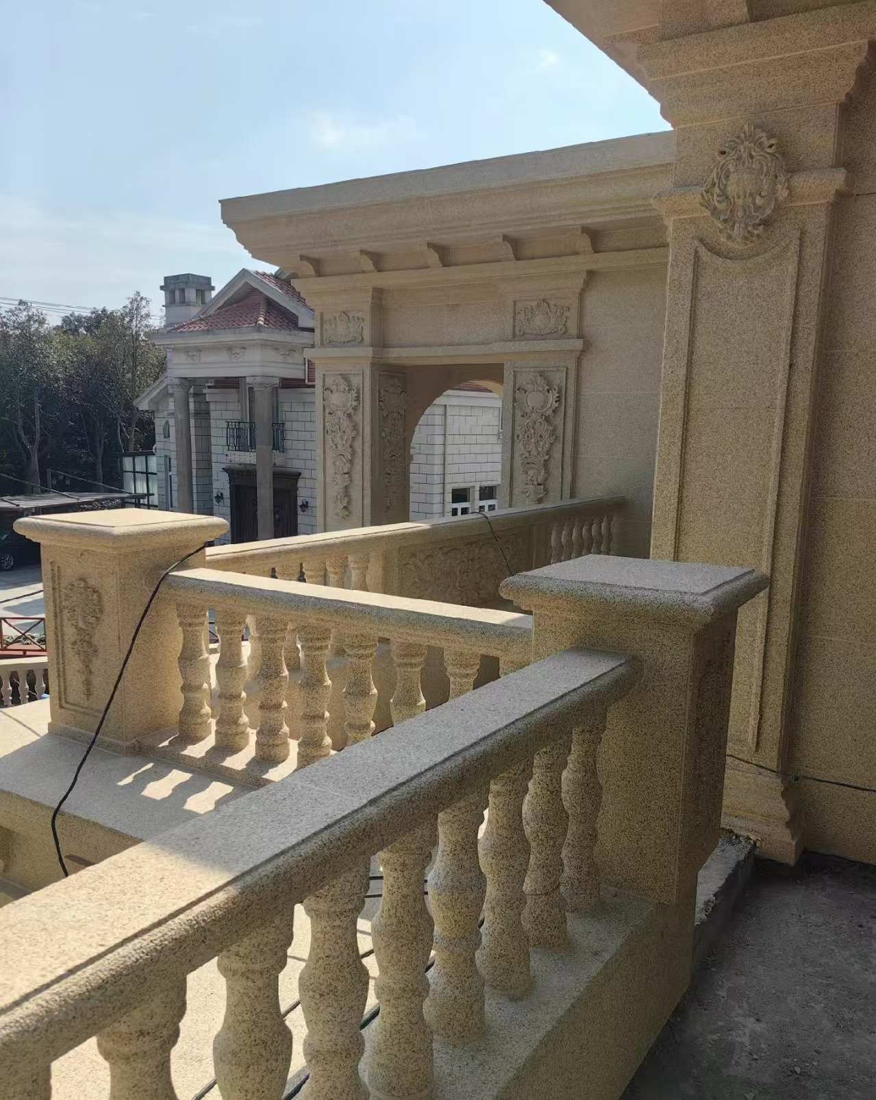 石家庄 黄金麻别墅外墙干挂雕花配合阳台栏杆花瓶柱