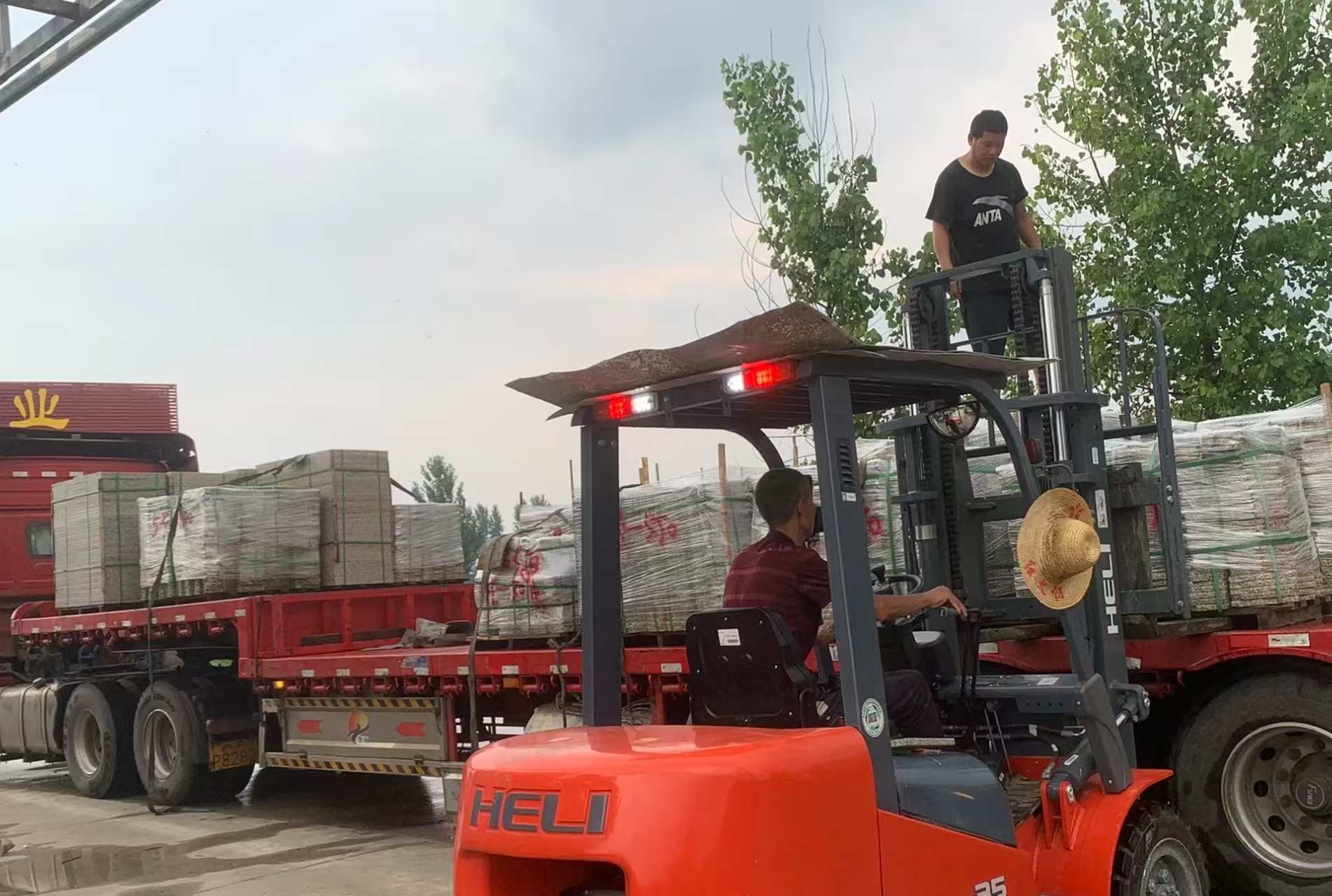 石家庄 黄金麻冰裂纹，地铺石装车