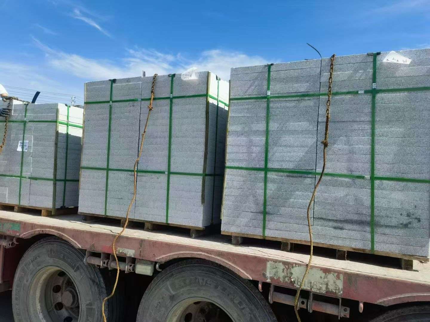 石家庄 芝麻白花岗岩地铺石装车日常