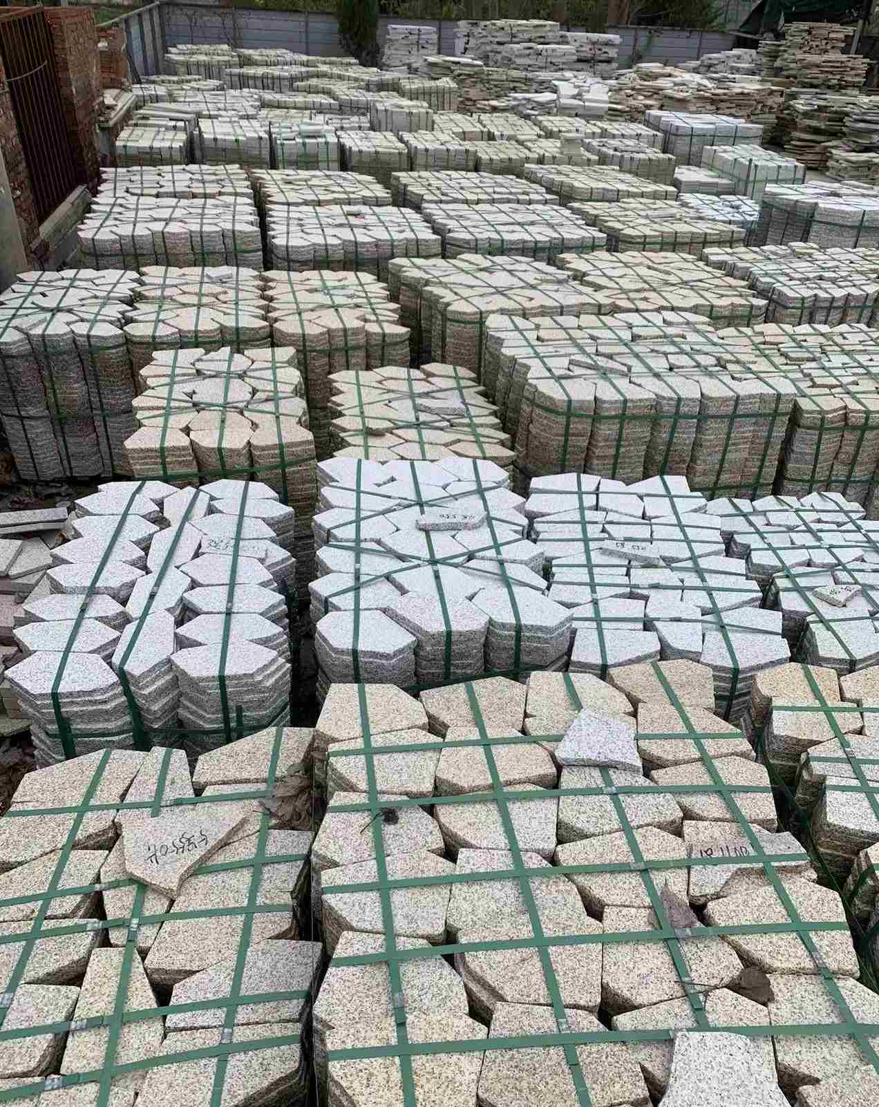 石家庄 黄金麻白麻花岗岩荔枝面地铺石(冰裂纹)