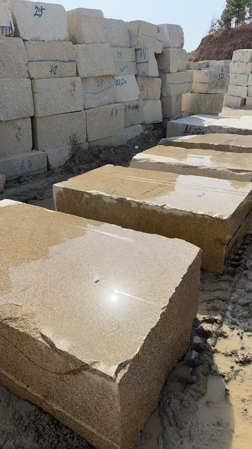 石家庄 黄金麻方料堆场洗料分选中，原材料充足