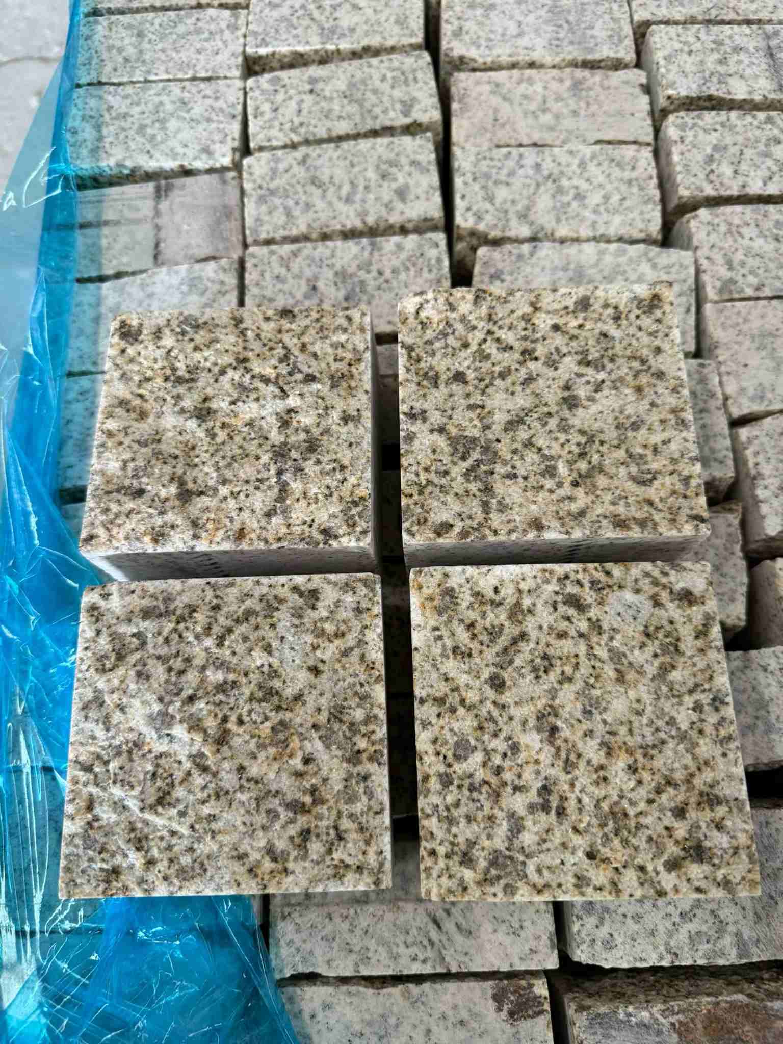 石家庄 黄金麻花岗岩自然面小方块，弹石，马蹄石等