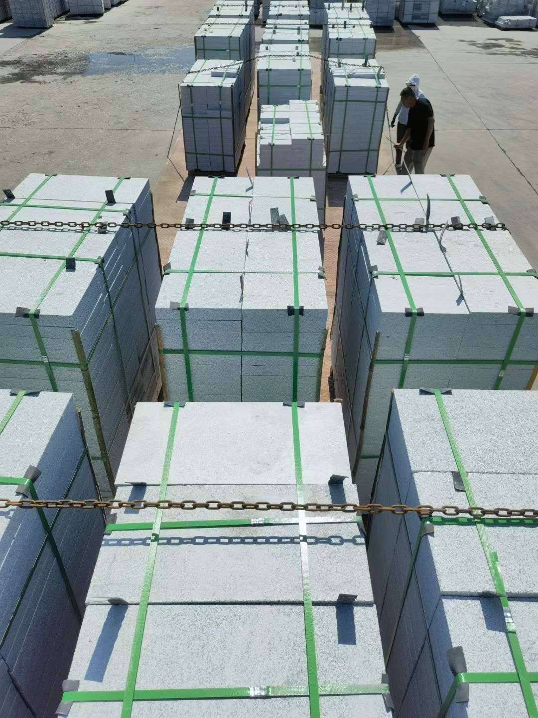 石家庄 芝麻白花岗岩5公分地铺石 花岗岩厂家工厂装车日常