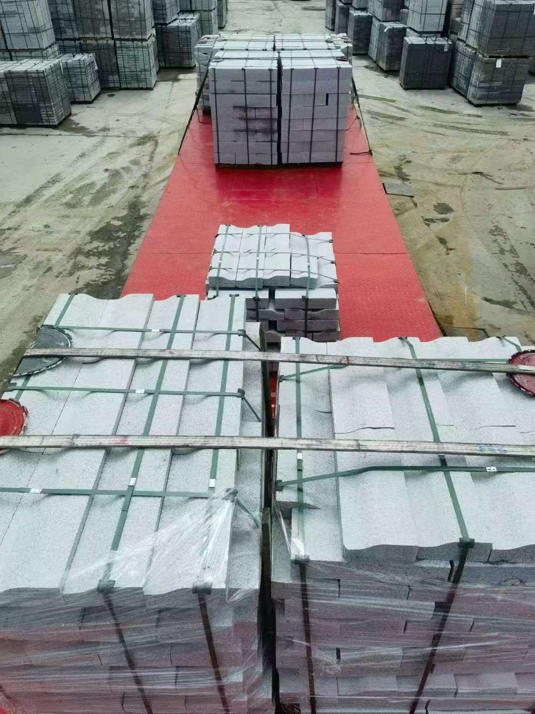 石家庄 芝麻白仿形加直形路沿石出货日常