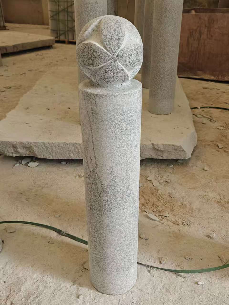 石家庄 芝麻白花岗岩石材挡车石柱、停车柱、圆柱挡车柱、方柱挡车柱等