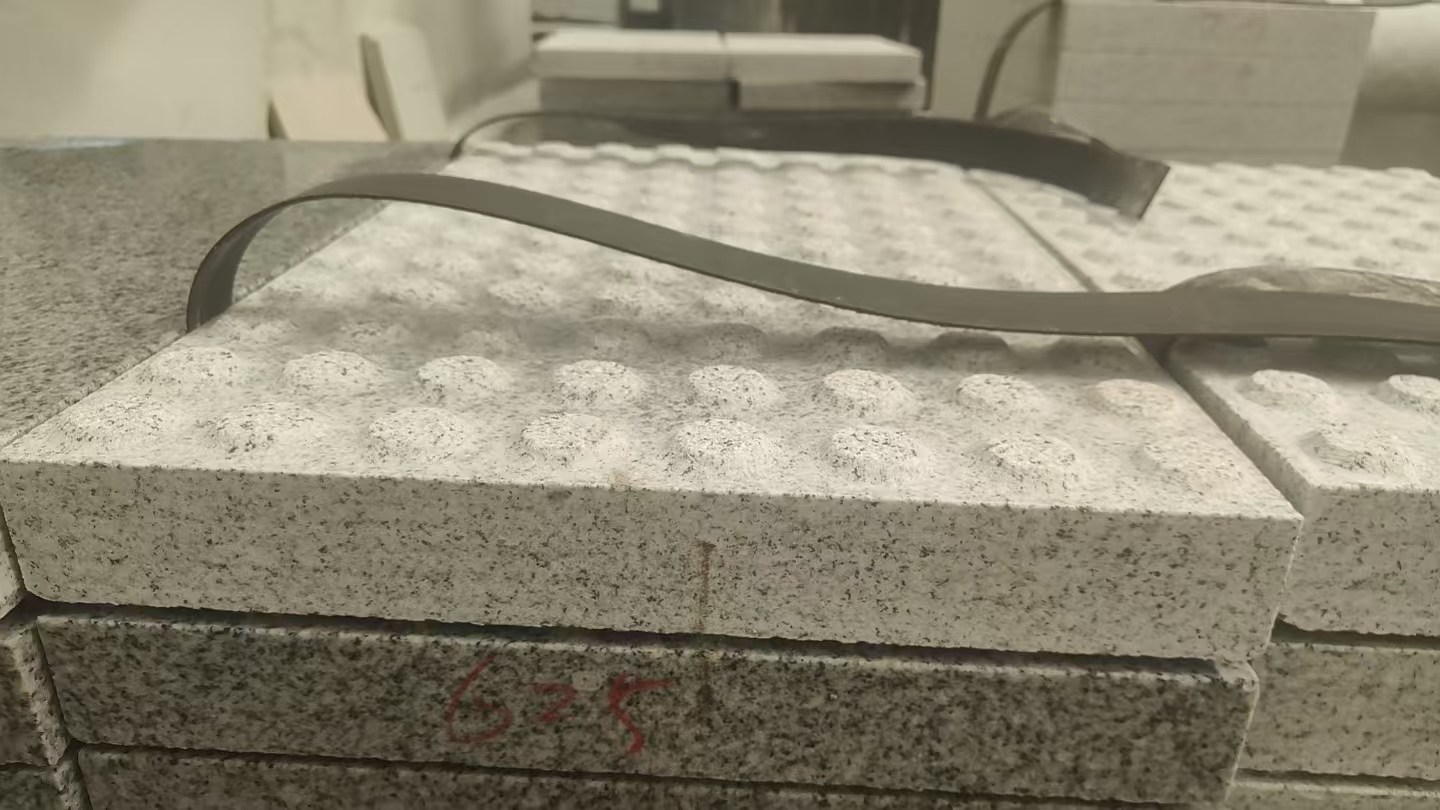 石家庄 芝麻白花岗岩6.0公分荔枝面五轴加工雕刻盲点