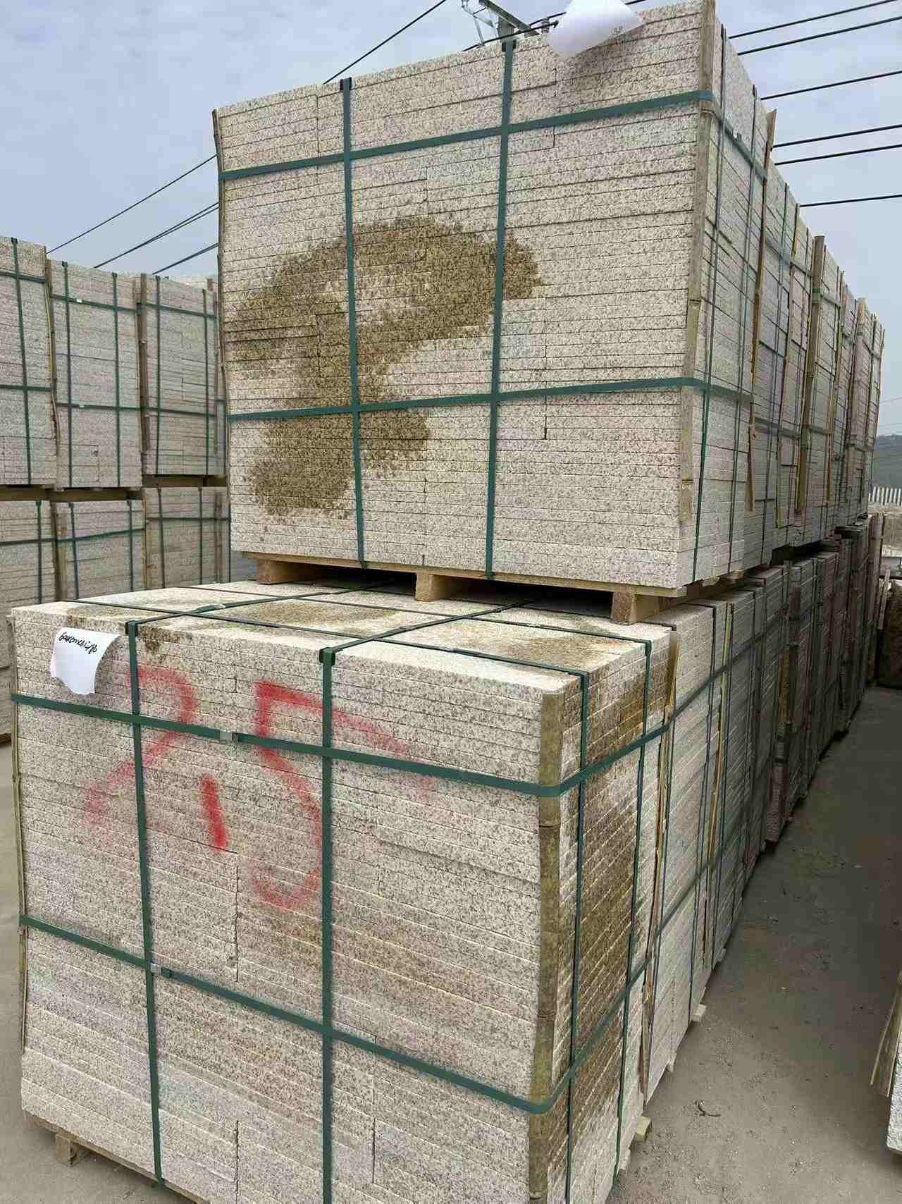 石家庄 黄金麻花岗岩石材荔枝面地铺石2.5*300*600