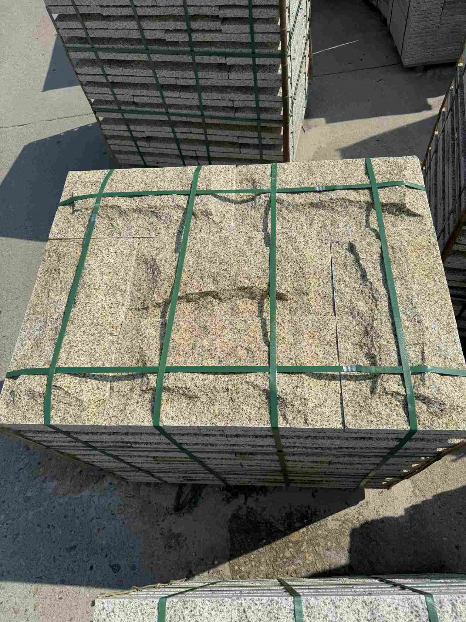 石家庄 黄金麻花岗岩石材自然面蘑菇石成品