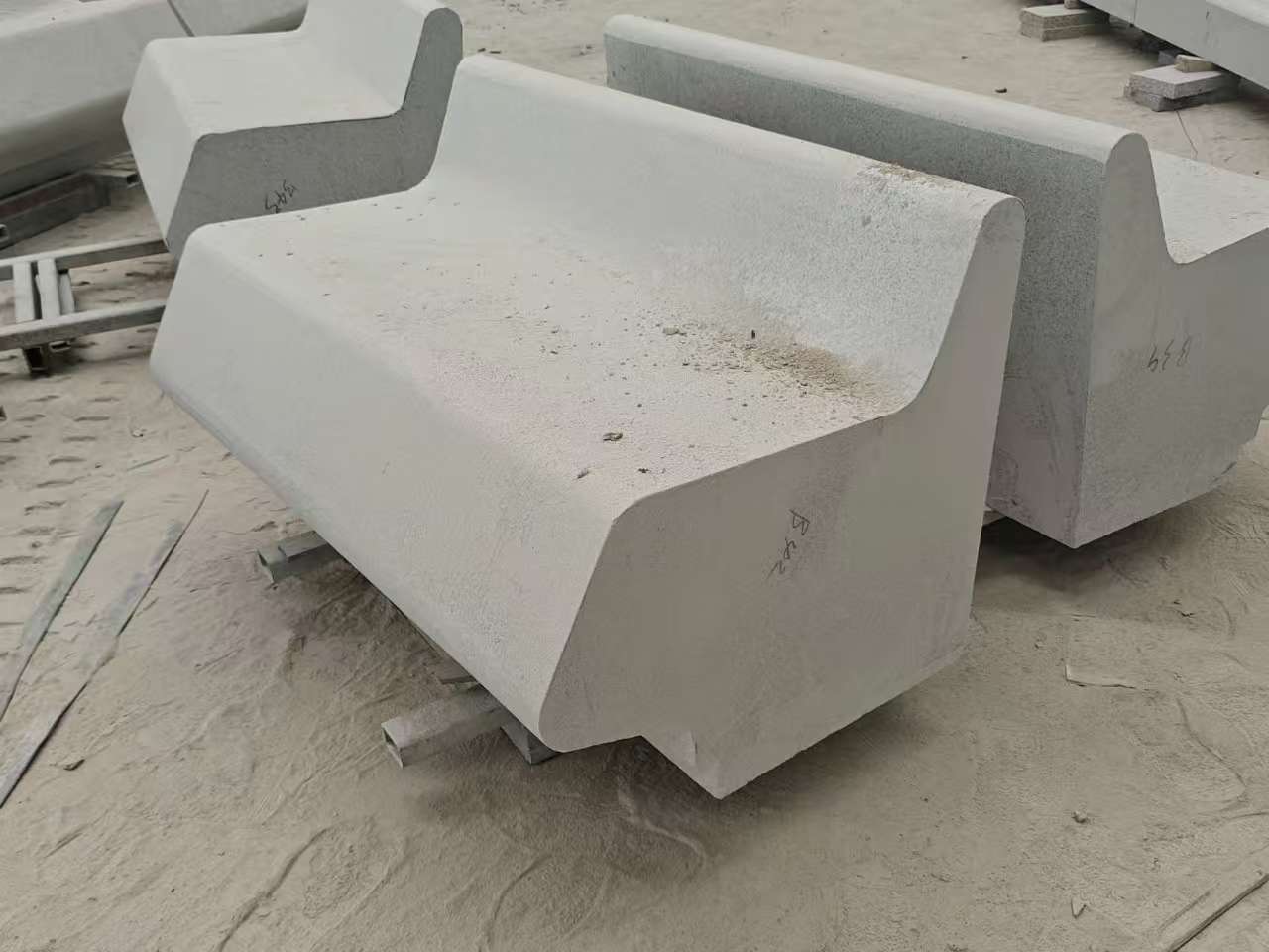 石家庄 芝麻白花岗岩异形坐凳，石凳