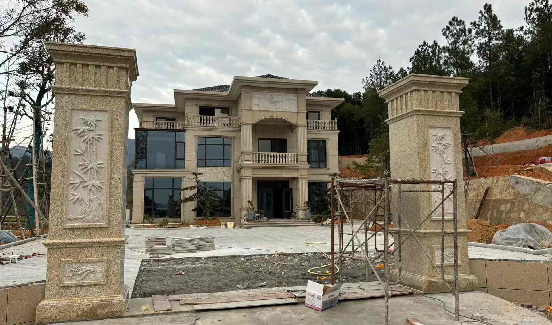 石家庄 黄金麻花岗岩别墅雕花外墙干挂配上门口雕花罗马柱