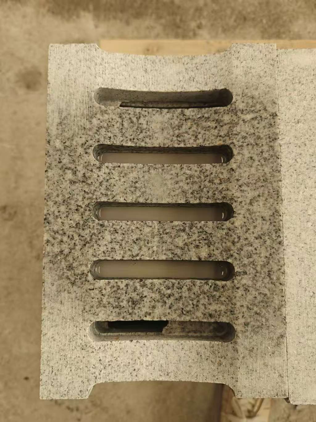 石家庄 芝麻白拉丝面花岗岩U型开槽排水槽